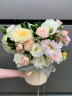 Композиция из роз, эустом и кустовых роз «Тайная встреча»