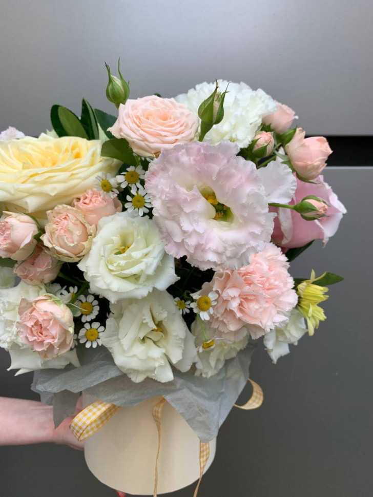 Композиция из роз, эустом и кустовых роз «Тайная встреча»