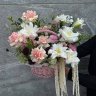 Летняя композиция в корзине