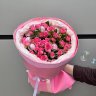Букет из кустовой розы с трендовым декором