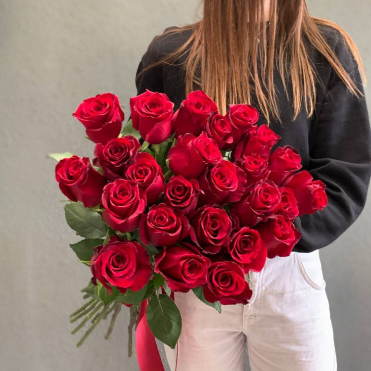 Букет из 25 высоких роз Эквадор с доставкой в Краснодаре