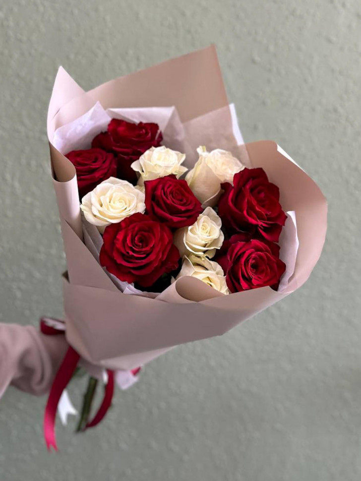 Букет из красно-белых роз