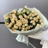 Нежный букет из 15 веток кустовой розы сорта Саммер