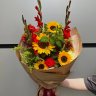 Летний букет с подсолнухами и гладиолусами