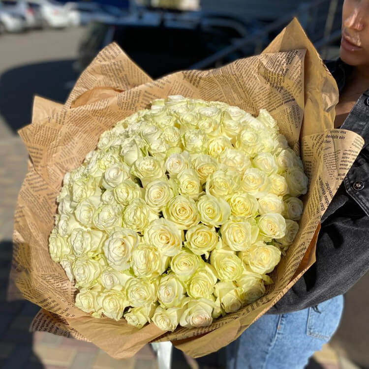 Белоснежные розы (101 шт) с доставкой в Краснодаре