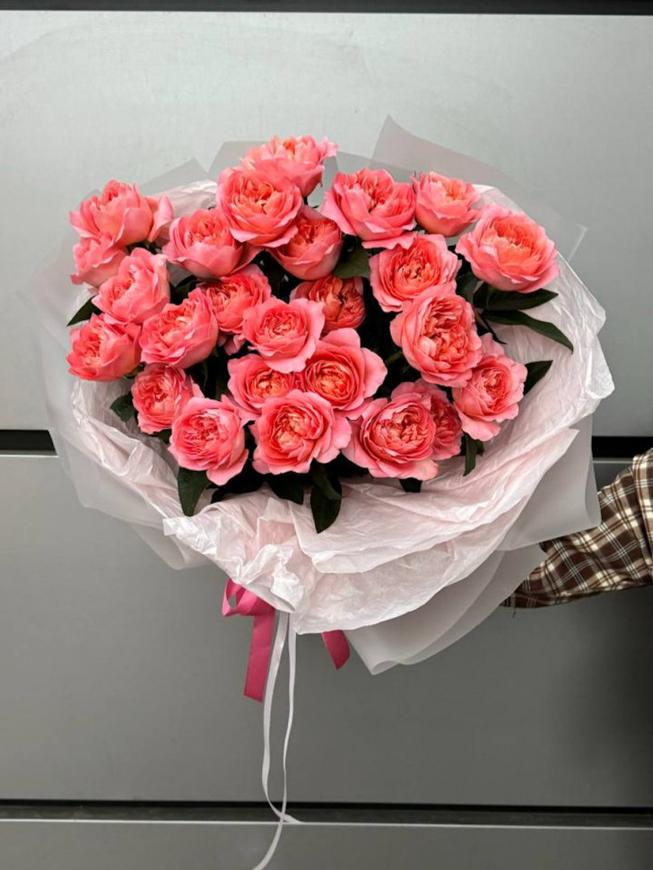 25 пионовидных роз
