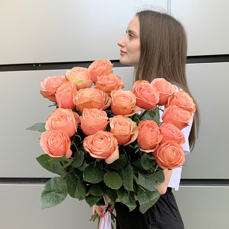Букет из 19 персиковых роз  с доставкой в Краснодаре