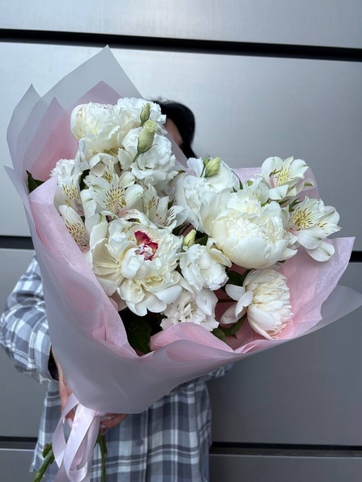 Белый букет с пионами