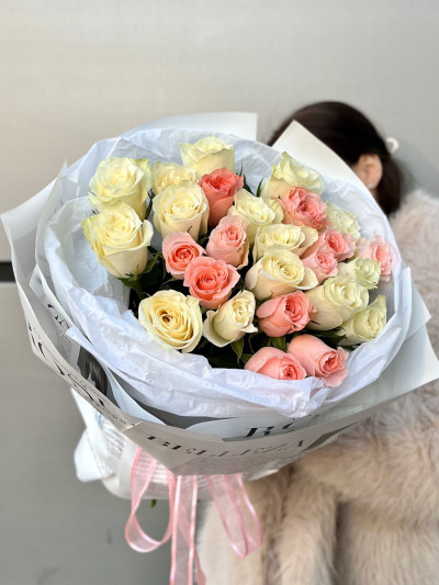 Шикарный букет из 25 кенийских роз