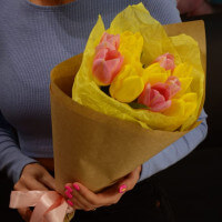 Букет-комплимент из тюльпанов с доставкой в Краснодаре