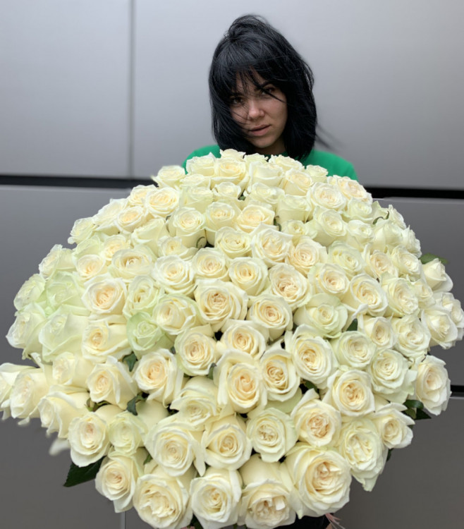 Шикарная 101 белая роза с доставкой в Краснодаре