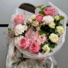 Пышный букет пионовидных роз и гортензий