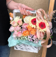 Сочная коробка с цветами с доставкой в Краснодаре