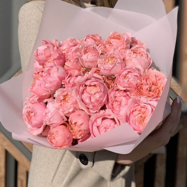 Эффектные 9 кустовых роз с доставкой в Краснодаре