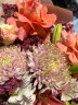Букет из одноголовых хризантем, лилий и роз «Сочный»