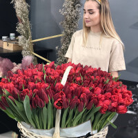Корзина с тюльпанами с доставкой в Краснодаре