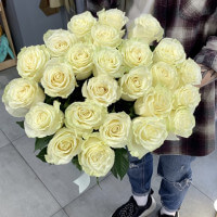 25 белых роз (60см) с доставкой в Краснодаре