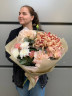 Букет из хризантем, роз и эустомы «Имбирный капучино»