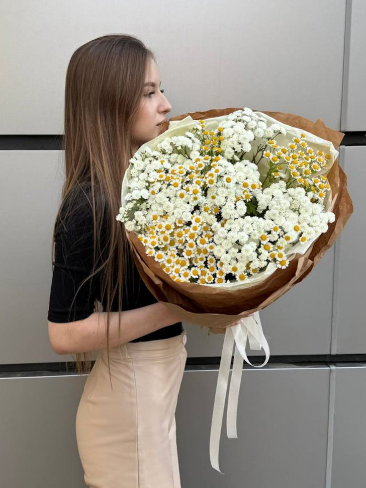 Сборный букет из полевой ромашки и жемчужницы