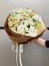 Сборный букет из полевой ромашки и жемчужницы