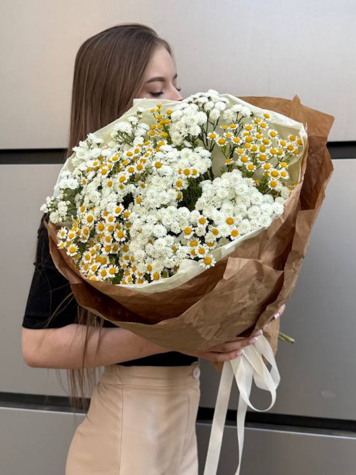 Сборный букет из полевой ромашки и жемчужницы
