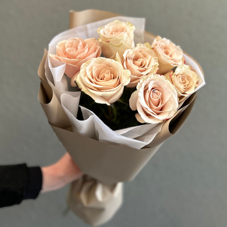 7 нежных роз (60см) с доставкой в Краснодаре