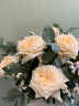 Композиция из садовых роз, статицы и эвкалипта «Крем-брюле» 
