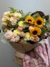 Пышный осенний букет с подсолнухами и эустомой