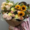 Пышный осенний букет с подсолнухами и эустомой
