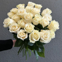 25 белых роз Эквадор с доставкой в Краснодаре