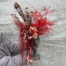 Интерьерная композиция из сухоцветов в кашпо тёмных оттенков