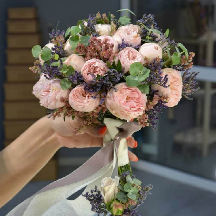 Букет невесты с кустовой пионовидной розой с доставкой в Краснодаре