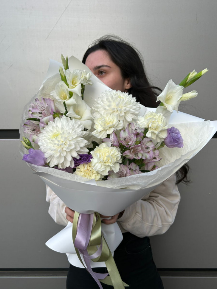 Букет с хризантемой и диантусами