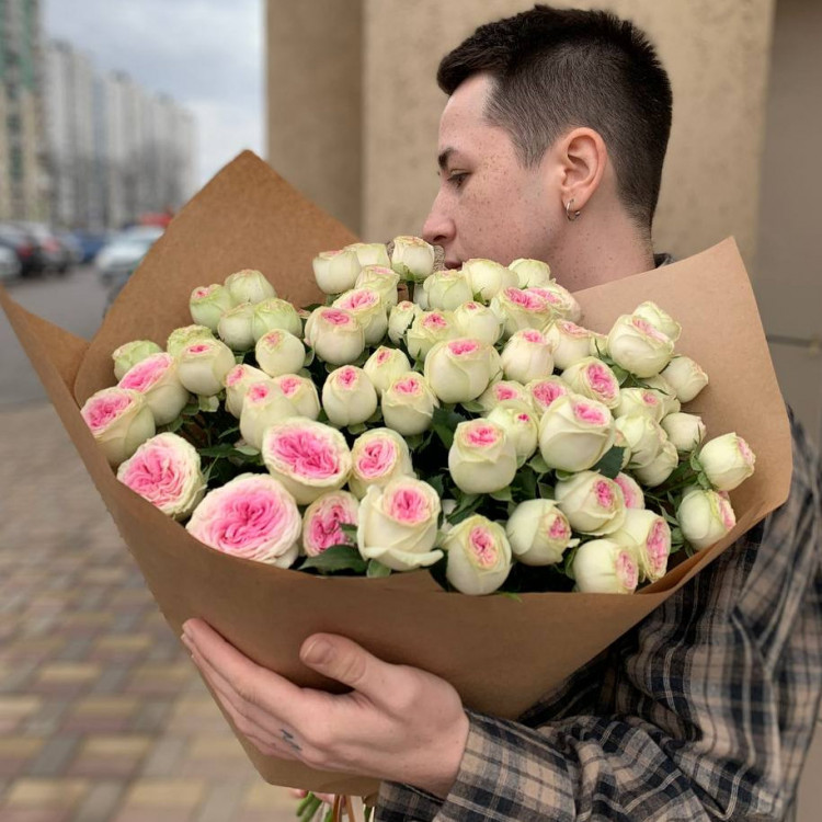17 кустовых роз с оформлением с доставкой в Краснодаре