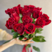 15 алых роз с доставкой в Краснодаре