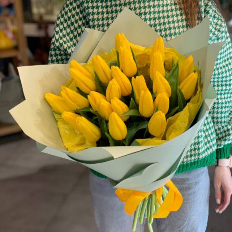 Яркие тюльпаны (25 шт.) с доставкой в Краснодаре