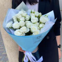9 веток кустовой розы в оформлении с доставкой в Краснодаре