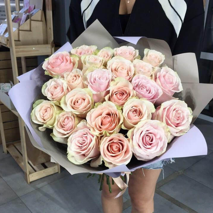 Элегантный букет (25 роз) с доставкой в Краснодаре