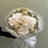 пышный букет-комплимент с гортензией и ромашкой