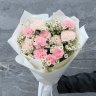 Нежный букет из гвоздик и полевой ромашки