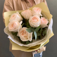 7 садовых роз в оформлении  с доставкой в Краснодаре