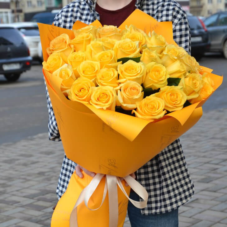 Солнечный букет из 45 роз с доставкой в Краснодаре