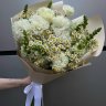 Пышный букет с полевой ромашкой и эустомой