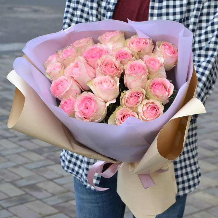 Яркий букет из 25 роз с доставкой в Краснодаре