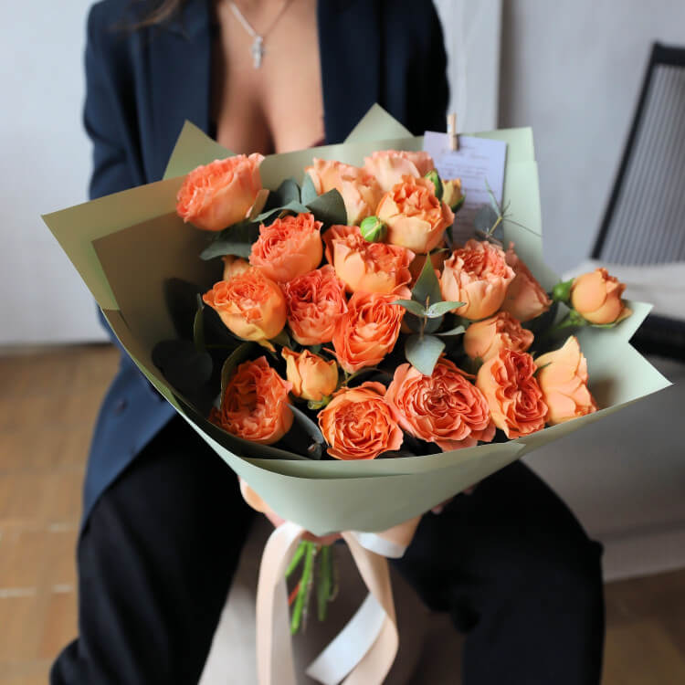 5 кустовых роз с эвкалиптом с доставкой в Краснодаре