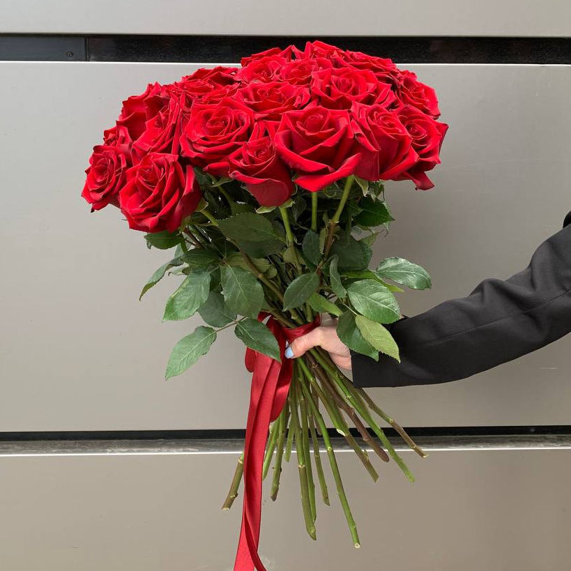 Букет из 25 красных роз (60см)