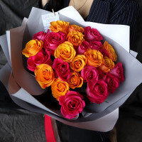 25 эквадорских роз в оформлении