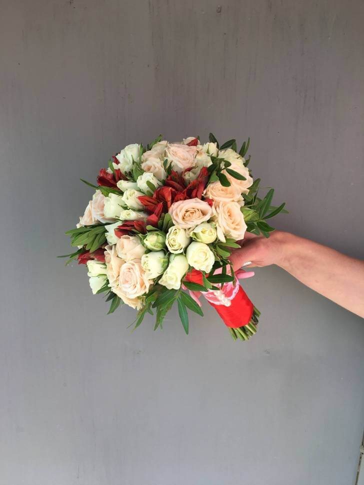 Букет невесты с кустовыми розами