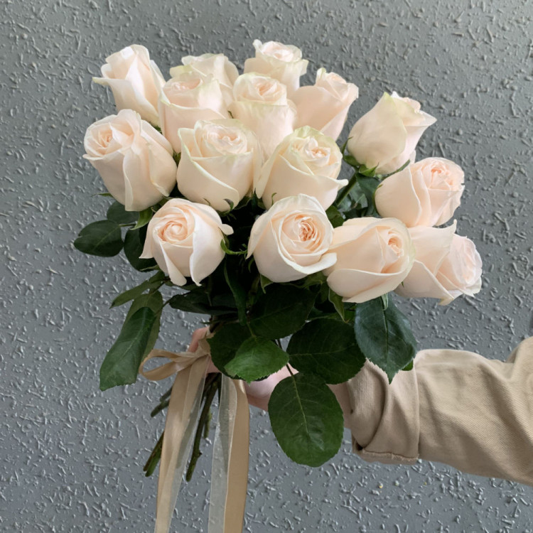 Букет из 15 пионовидных роз  с доставкой в Краснодаре