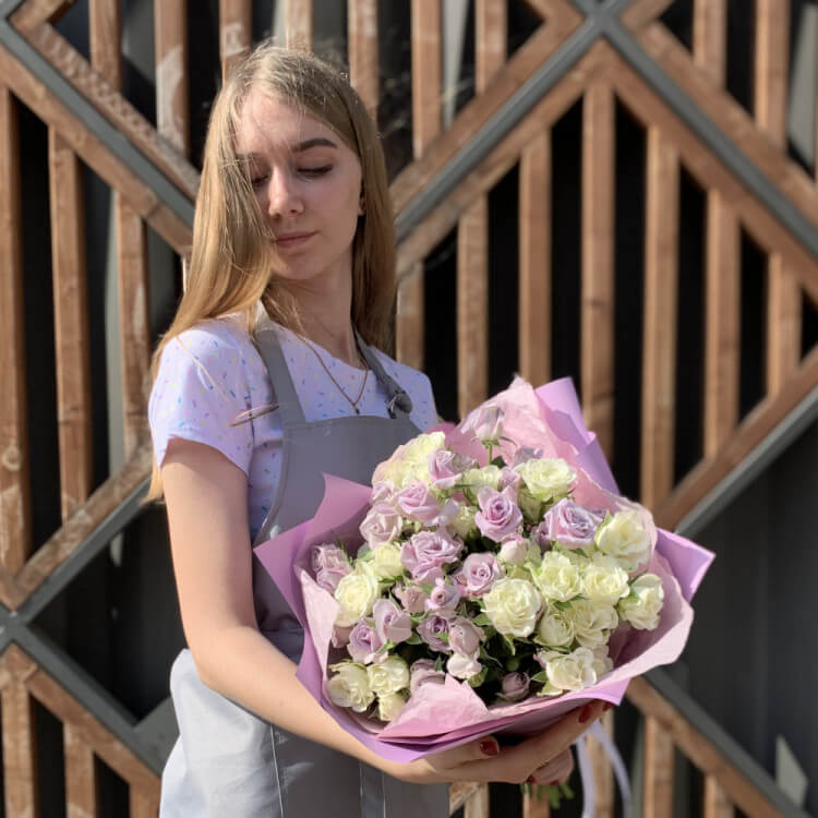 15 веток кустовой розы с доставкой в Краснодаре